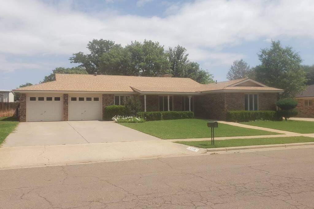 Hot Tub, Privacy, Sleeps 11 & Tons Of Space! Lubbock Exterior foto