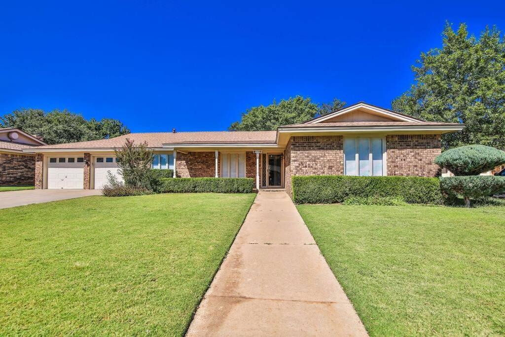 Hot Tub, Privacy, Sleeps 11 & Tons Of Space! Lubbock Exterior foto
