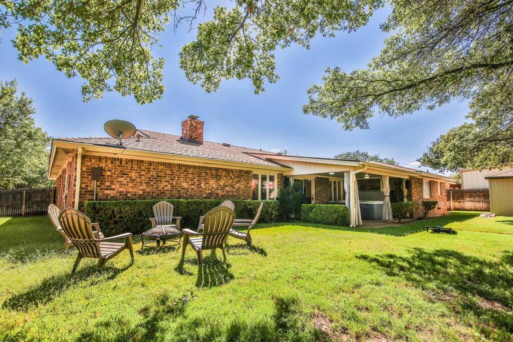 Hot Tub, Privacy, Sleeps 11 & Tons Of Space! Lubbock Exterior foto